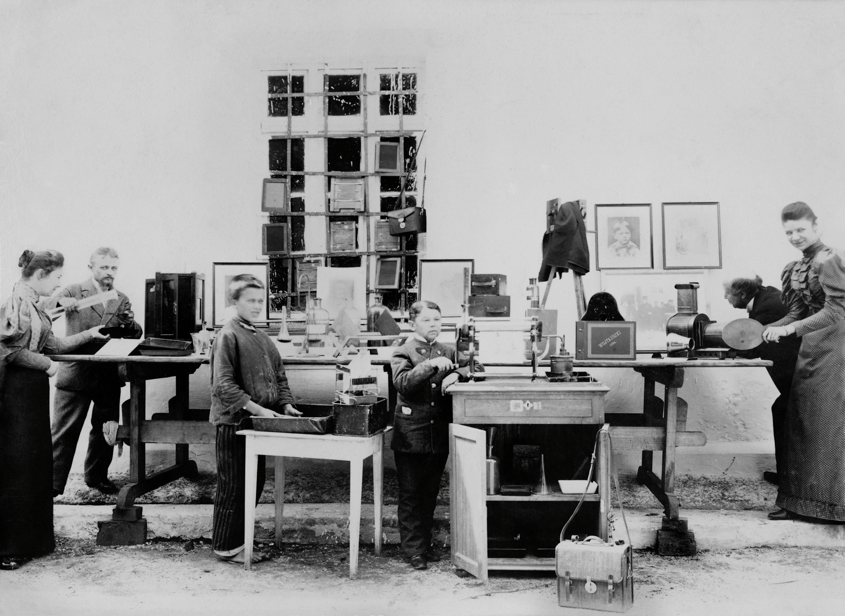 Atelier fotograficzne w Wojtkuszkach, 1895. Zbiory Narodowego Muzeum Sztuki im. M. K. Ciurlionisa w Kownie.